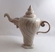Lundin Antique 
præsenterer: 
Royal 
Copenhagen. 
Rosa Konkylie. 
Design ; Arje 
Griegst. 
Kaffekande. 
Højde 24 cm. 
...