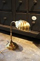 K&Co. 
præsenterer: 
Gammel 
bordlampe i 
messing med 
musling formet 
skærm...