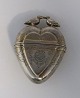 Lundin Antique 
præsenterer: 
Hjerteformet 
sølv 
hovedvandsæg. 
Højde 6 cm. 
Ikke stemplet