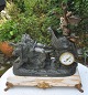 Pegasus – Kunst 
- Antik - 
Design 
præsenterer: 
Kæmpe 
fransk kaminur, 
19. årh. Char 
de la Concorde.