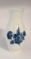 Lundin Antique 
præsenterer: 
Royal 
Copenhagen. Blå 
blomst, 
flettet. Vase. 
Model 8263. 
Højde 18 cm. (2 
sortering)