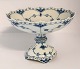 Lundin Antique 
præsenterer: 
Royal 
Copenhagen. 
Musselmalet, 
helblonde. 
Kageskål på 
fod. Model 
1020. Højde 
14,5 ...