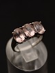 Middelfart 
Antik 
præsenterer: 
9 karat 
hvidguld ring 
med 3 let pink 
stene