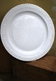 K&Co. præsenterer: Royal Copenhagen stort rundt serveringsfad i Perle spisestellet fra år 1870-90. Dia.:35,5cm...