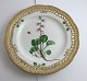Lundin Antique 
præsenterer: 
Royal 
Copenhagen, 
Flora Danica. 
Frokost 
tallerken med 
gennemskåret 
bort. Design 
...