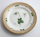 Lundin Antique 
præsenterer: 
Royal 
Copenhagen, 
Flora Danica. 
Kage tallerken. 
Design #3552. 
Diameter 14,5 
cm. (1 ...