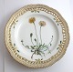 Lundin Antique præsenterer: Royal Copenhagen. Flora Danica tallerken med gennemskåret bort. Diameter 25 cm. ...