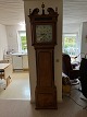 MR Retro Design 
præsenterer: 
Standur 
Grandfather 
Clock med 
urskive i 
romerske 
bokstaver.
uret står i 
flot stand.