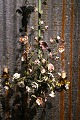 K&Co. 
præsenterer: 
Gammel 
fransk 
lysekrone med i 
grønmalet metal 
dekoreret med 
fine 
farvet/hvide 
porcelænsblomster.
