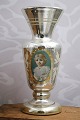 K&Co. 
præsenterer: 
Antik, 
1800 tals vase 
i 
fattigmandssølv 
med håndmalet 
portræt billede 
af en lille 
pige...