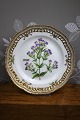 K&Co. præsenterer: Lille middags tallerken i Flora Danica-stel produceretaf Royal Copenhagen i Danmark...