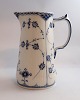 Lundin Antique præsenterer: Royal Copenhagen. Musselmalet, halvblonde. Mælkekande. Model 697. Højde 18,2 cm. (1 ...