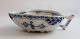 Lundin Antique præsenterer: Royal Copenhagen. Musselmalet Halvblonde. Lille bladskål. Model 555. Længde 14,5 ...