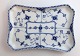 Lundin Antique præsenterer: Royal Copenhagen. Musselmalet, halvblonde. Firkantet fad. Model 716. Længde 22,5 ...