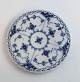 Lundin Antique præsenterer: Royal Copenhagen. Musselmalet, halvblonde. Bordskåner/ varmebrik. Model 736. ...