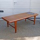 Kinnerup Antik & Porcelæn præsenterer: Teak sofabord med blå kakler162 cm