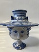 Antik Huset præsenterer: Bjørn Wiinblad Kvindehoved Vase med Hat som Låg No. V13Måler 17,2x 17 cm