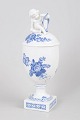 L'Art præsenterer: Royal Copenhagen Blå Blomst Svejset, lågurne med figurfinial model 10/1754.