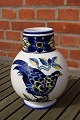 Antikkram præsenterer: Blå Fasan fajance porcelæn, store buttede vaser 20,5-21cm.Lager 2