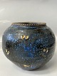 Antik Huset præsenterer: Keramikvase i flot tidløs design.Højde: 13 cm.