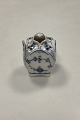 Danam Antik præsenterer: Royal Copenhagen Musselmalet Riflet Bordkortholder og Vase No. 495
