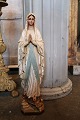 K&Co. præsenterer: Dekorativ , gammel fransk Madonna figur med glas øjne i bemalet gips med fin patina.