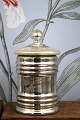 K&Co. præsenterer: Sjælden 1800 tals lågkrukke i fattigmandssølv med en fin gammel patina...