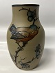 Antik Huset præsenterer: Bornholmsk keramik, Hjorth, Vase med fugle motiv. Højde 12,5 cm.