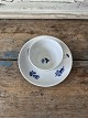 Karstens Antik præsenterer: Royal Copenhagen Blå Blomst flettet kaffekop dekoreret med blomst i bunden af ...