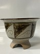 Antik Huset præsenterer: Keramik skål på fod, med brune nuancer.Mål H 12,5 x 17,3 cm.