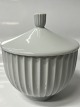 Antik Huset præsenterer: Lyngby Porcelæn bonbonniere.Måler 10,0 x 12,5 cm.