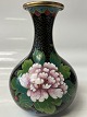 Antik Huset præsenterer: Cloisonné Vase i flotte farverHøjde: 15,5 cm.