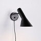 Osted Antik & Design præsenterer: Arne Jacobsen væglampe model V3 i sortlakeret metal for Louis Poulsen