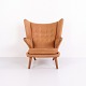 Osted Antik & Design præsenterer: Hans J. Wegner Bamsestolen Model AP19 i Cognacfarvet Nubucklæder fra AP Stolen
