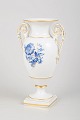 Meissen vase med blå blomsterdekoration.