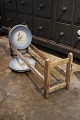 K&Co. præsenterer: Svensk 1800 tals tallerken holder i træ med en super fin patina...