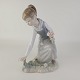 Kinnerup Antik & Porcelæn præsenterer: Llandro FigurPige plukker blomster20 cm