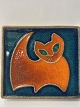 Antik Huset præsenterer: Relief, Rød kat, Bornholmsk keramik, Søholm.Mål 17 x 18,8 cm.