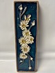 Antik Huset præsenterer: Relief, Hvide Margueritblomster, Bornholmsk keramik, Søholm.Mål 38,2 x 12,5 cm.
