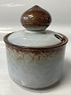 Antik Huset præsenterer: Sonja, marmeladeskål med låg, hul til ske, Søholm Bornholms keramik.Højde 12,5 cm.