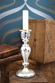 K&Co. præsenterer: Antik, 1800 tals lysestage i mundblæst fattigmandssølv med ætset blomstermotiv. H: 19cm...