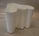 Klosterkælderen præsenterer: Alvar Alto Savoy Vase - hvid opaline glas 16.5 x 21 cm