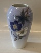 Klosterkælderen præsenterer: 2679-295 Kgl. Vase med hvid og blå blomst 19 cm Kongelig Dansk Porcelæn