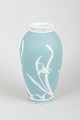 L'Art præsenterer: Gustavsberg, vase med reliefdekoration.