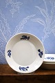 K&Co. præsenterer: Flaskebakke i Blå Blomst , Flettet fra Royal Copenhagen.10/8043...