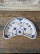 Karstens Antik præsenterer: Royal Copenhagen Musselmalet halvblonde måneformet asiet No. 560