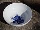 Stor skål i blå blomst flettet i 1 sortering - Dia 23 cm. 
5000m2 udstilling.