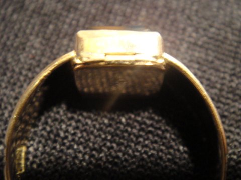 www.Antikvitet.net - Ring med hemmelig rum.(pille rum) * Guld 18k * Sten: sort * En meget flot speciel ring. * Ri