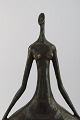 Miguel Fernando Lopez (Milo). Portugisisk skulptør. Stor abstrakt bronzeskulptur af Venus på marmorsokkel. Sent 1900-tallet.