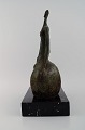 Miguel Fernando Lopez (Milo). Portugisisk skulptør. Stor abstrakt bronzeskulptur af Venus på marmorsokkel. Sent 1900-tallet.